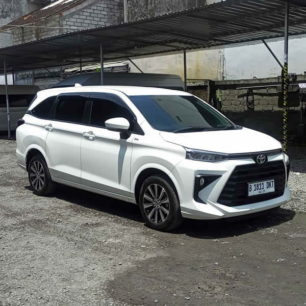 Tampak Samping Toyota Avanza mobil keluarga 5 tempat duduk
