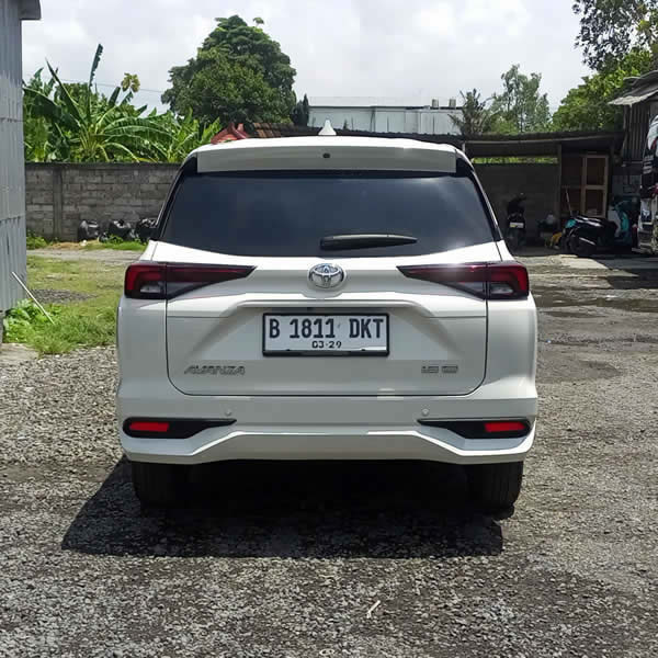 Tampak Belakang Toyota Avanza mobil keluarga 5 tempat duduk