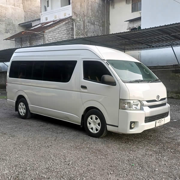 Tampak Samping Toyota Hiace minibus 14 tempat duduk untuk rombongan