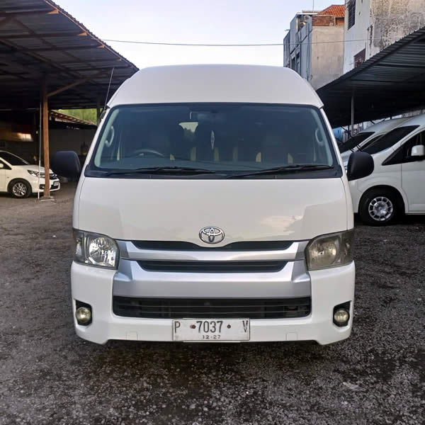 Tampak Depan Toyota Hiace minibus 14 tempat duduk untuk rombongan