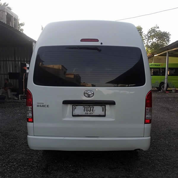 Tampak Belakang Toyota Hiace minibus 14 tempat duduk untuk rombongan