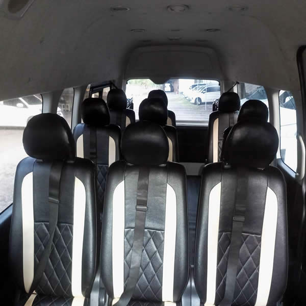 Kabin Toyota Hiace minibus 14 tempat duduk untuk rombongan