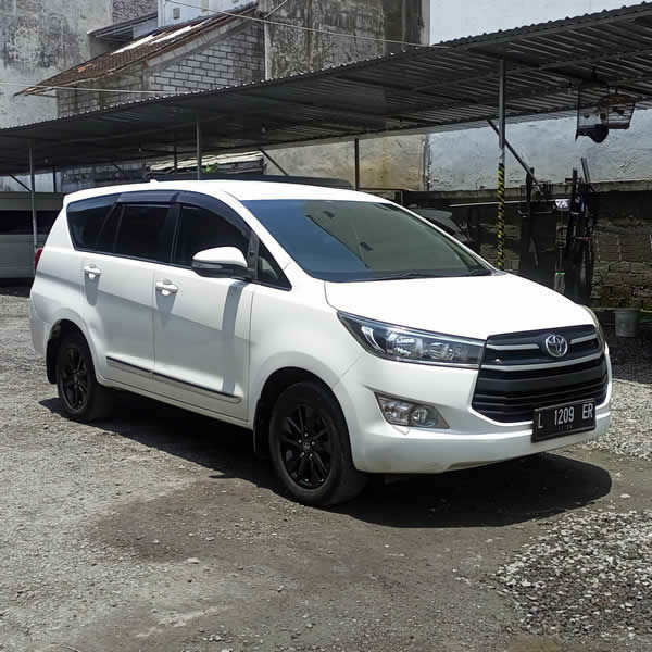 Tampak Samping Toyota Innova mobil nyaman 6 tempat duduk
