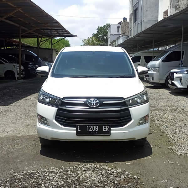 Tampak Depan Toyota Innova mobil nyaman 6 tempat duduk