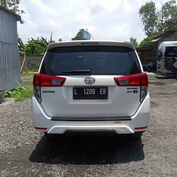 Tampak Belakang Toyota Innova mobil nyaman 6 tempat duduk