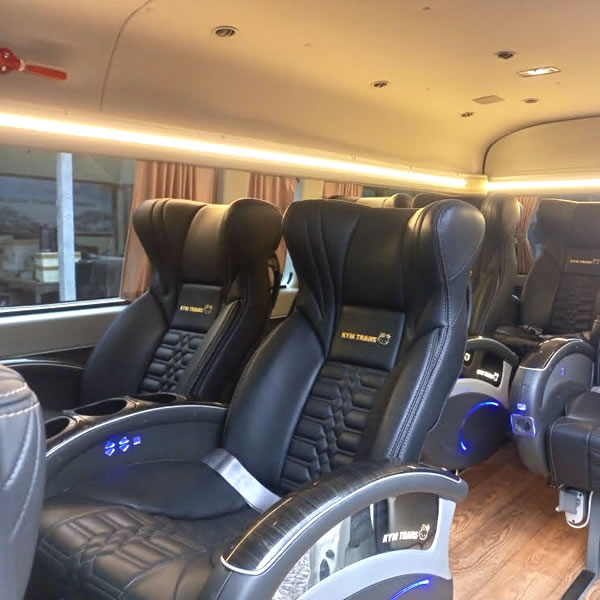 Kabin Samping Toyota Premio Luxury minibus VIP 9 tempat duduk