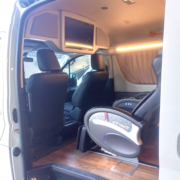 Kabin TV Toyota Premio Luxury minibus VIP 9 tempat duduk