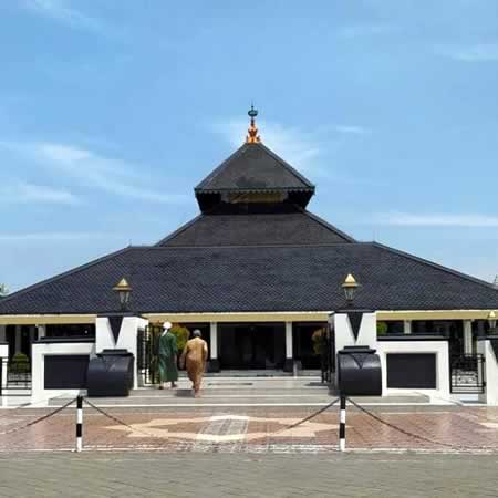 Antar Jemput Bandara Ngurah Rai (DPS) Denpasar Bali ke Demak Jawa Tengah dan Carter Mobil